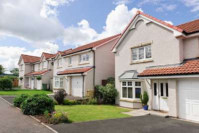 a row of detatched properties on a housing estate in the uk.